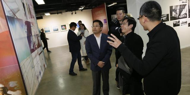 《看见城市 看见自己》摄影作品展现场