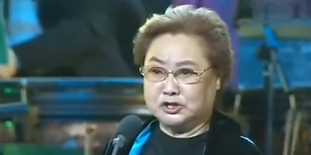 缅怀周恩来 官员泪如雨下泣不成声