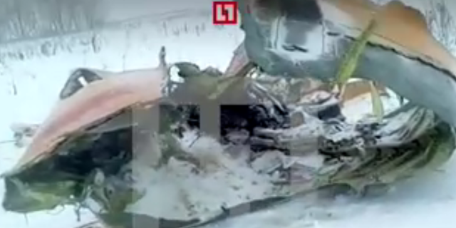 俄罗斯载71人客机坠毁现场：满地碎片