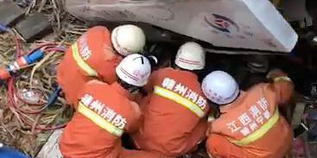 现场：救援人员正施展救援