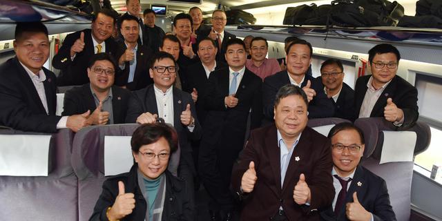 港区代表和委员首次乘高铁参会