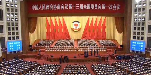 全国人大闭幕 大会在国歌声中结束