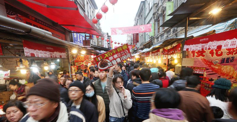 春节是两岸重要节日,图为台北市迪化街商圈年貨大街。图片来自台湾“中央社”。