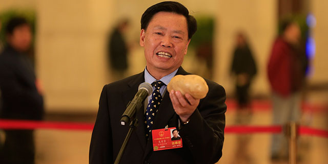 《政面》两会特刊：代表把马铃薯带进人民大会堂