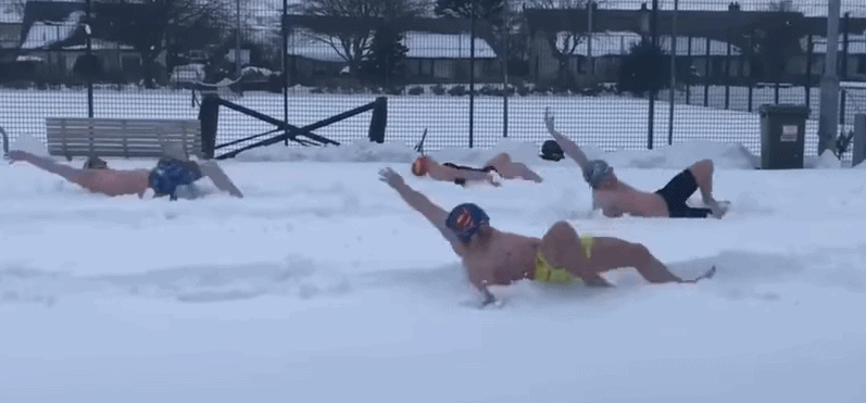 雪中游泳！游泳选手雪地中比赛 各式泳姿试个遍