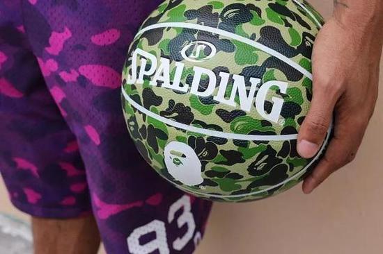 A BATHING APE® x Spalding 联名迷彩篮球。“教练，我想打篮球！”