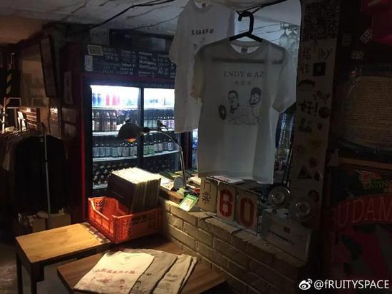 沿着楼梯下到地下室,里面别有洞天。