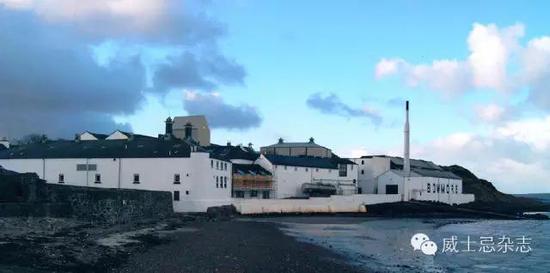 晴朗天气中的波摩蒸馏厂，由于艾雷岛气候恶劣，故而属于少见