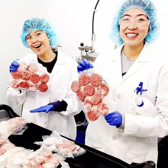 整个 Impossible Foods 团队里，有着 50 位科学家、工程师、厨师等等。