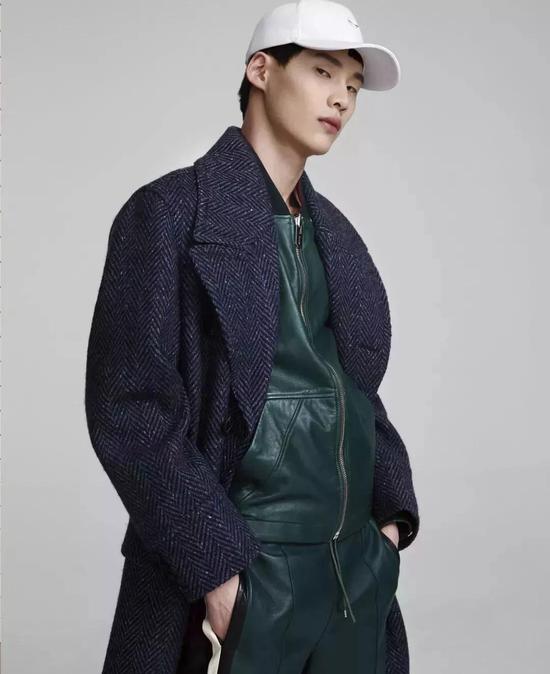 梁柏霆在 balenciaga 2019秋冬系列的巴黎时装秀上,让人眼前一亮的是