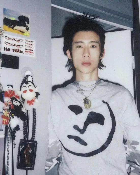"在为 balenciaga 走秀临出场前,梁柏霆的裤子绳子忽然断裂,工作人员