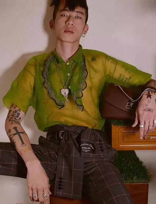 "在为 balenciaga 走秀临出场前,梁柏霆的裤子绳子忽然断裂,工作人员