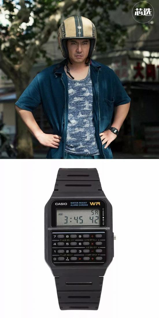沈腾在剧中佩戴了一块来自于 Casio 的计算器手表，型号为 CA-53W-1Z