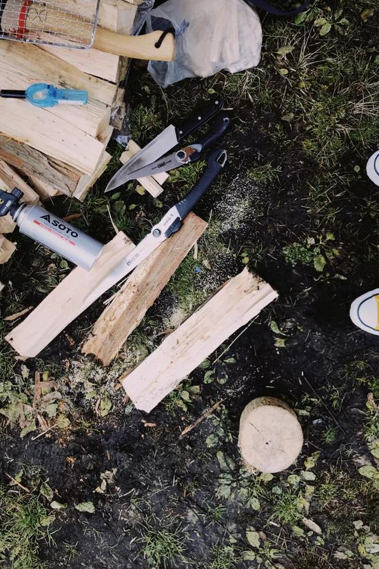 在露营地自己生火，翻烤牛舌、鸡肉大葱，配上酒与毛豆，全部是人间美味