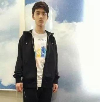 是不是有偷穿爸爸衣服既视感?