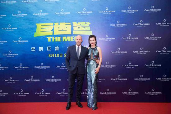 宝齐莱全球形象代言人李冰冰与主演杰森·斯坦森在《巨齿鲨》全球首映礼