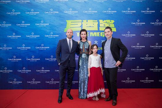 宝齐莱全球形象代言人李冰冰与主演杰森·斯坦森、蔡书雅、赵文瑄在北京水立方出席《巨齿鲨》全球首映礼
