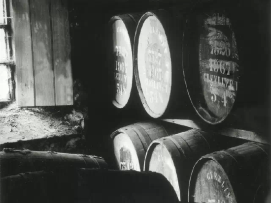 旧影集，在格兰威特酒厂仓库中静静熟成的威士忌酒桶