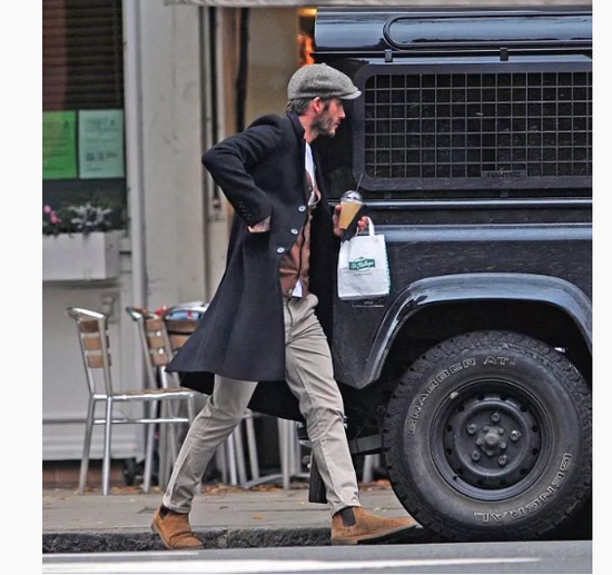 贝克汉姆穿着切尔西靴在街头买果汁