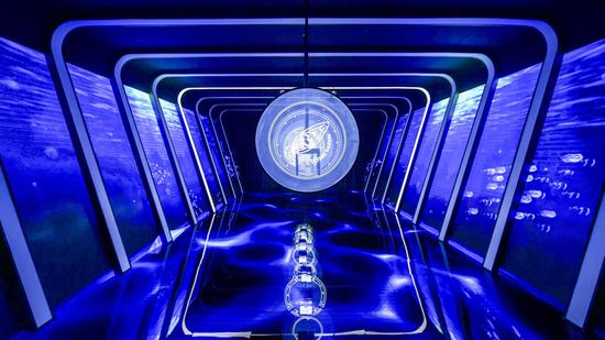 在骨架轮廓的衬托下,宾客们仿若是在鲨鱼的骨架中行走,持续不断的涟漪也营造出一种神秘未知的氛围,Freak奇想系列腕表的机械部件在隧道中被解构开来