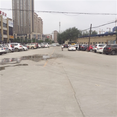 呼和浩特一小区路旁施划停车位 居民出行畅通