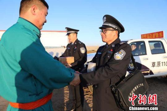 图为内蒙古地区独特的“草原110”。 张志敏 摄