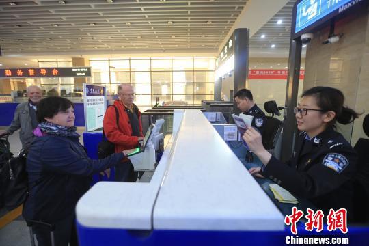 图为热情服务通关旅客。 郭鹏杰 摄