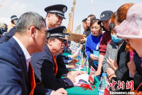 图为呼伦贝尔市公安机关解答群众问题。公安机关供图