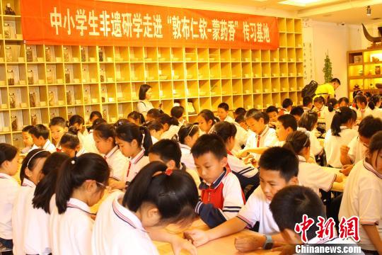 图为小学生走进蒙药香传习基地。 陈峰 摄