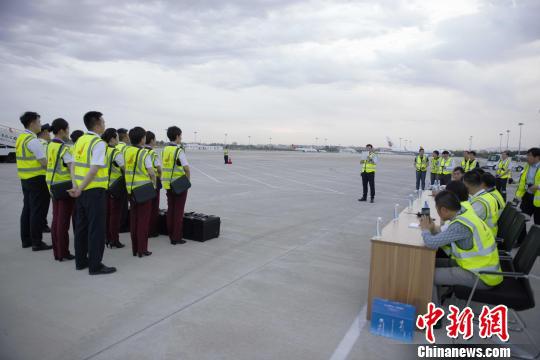 图为天骄航空ARJ21-700机型应急撤离演示现场。天骄航空供图