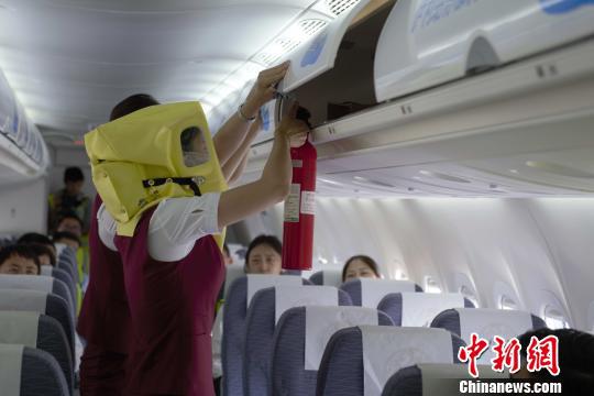 图为天骄航空ARJ21-700机型应急撤离演示现场。天骄航空供图