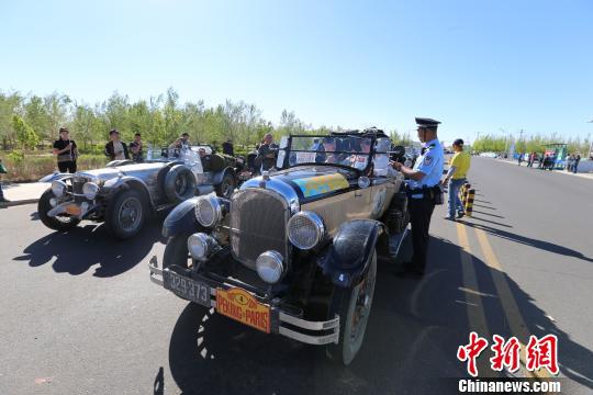 图为参加“2019北京—巴黎老爷车拉力赛”的老爷车从二连浩特口岸出境。 郭鹏杰 摄