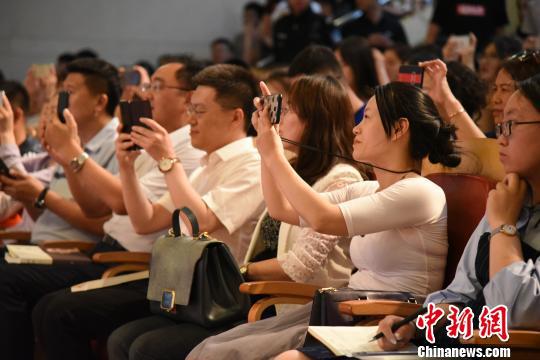 图为读书分享会现场座无虚席。 张玮 摄