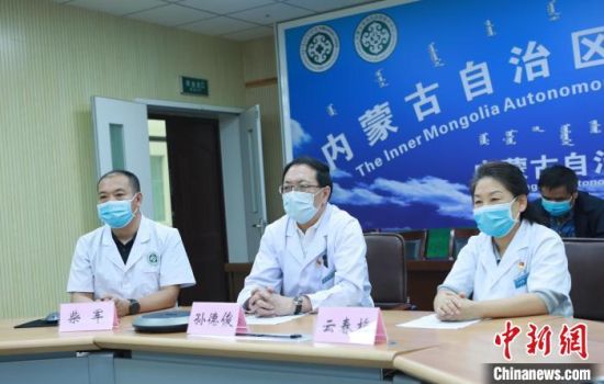 图为内蒙古新冠肺炎医疗救治专家组组长孙德俊宣布佟某某达到出院标准,可以出院。 张玢 摄
