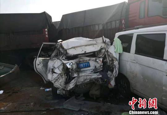 图为多辆车受损严重