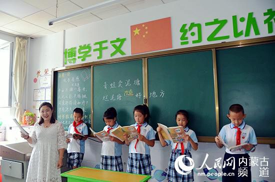 刘学敏将书中的角色分配给孩子们朗读。王慧 摄