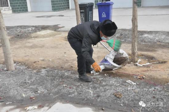 默默无闻的物业保洁员
