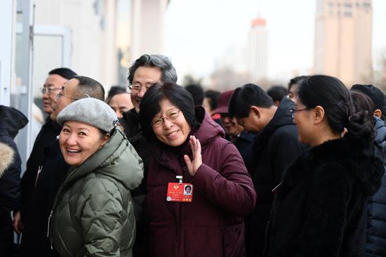 列席自治区十三届人大二次会议的政协委员步入会场。内蒙古日报社融媒体记者 金泉 摄