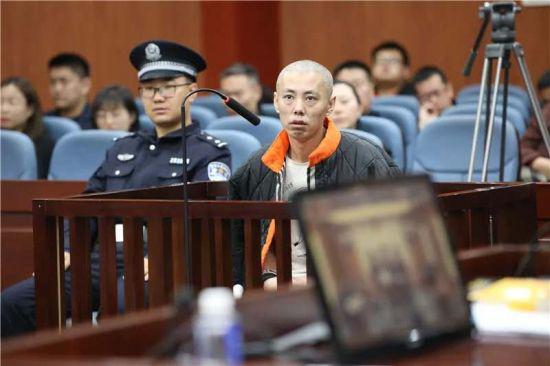 图为被告人李鹏飞在庭审中。乐炎摄