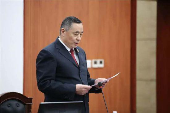 图为宝音德力格尔首次以公诉人身份出庭支持公诉。乐炎摄