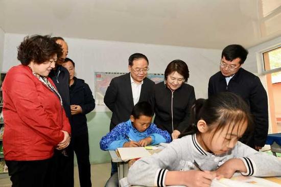 4月28日,自治区党委副书记、自治区主席布小林到清水河县窑沟小学,了解该校学生学习生活情况。