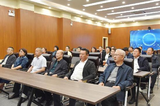 观摩自治区纪委监委大数据查询中心