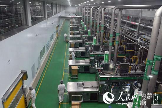呼和浩特市伊利液态奶生产基地,工人在生产线上工作.李慧芳 摄