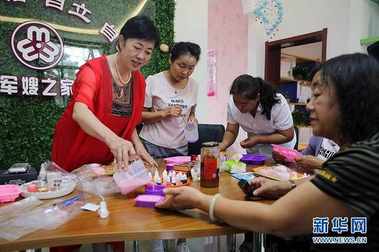 海西路街道部队社区的军嫂们在“军嫂之家”制作手工香皂。新华网 石毅 摄