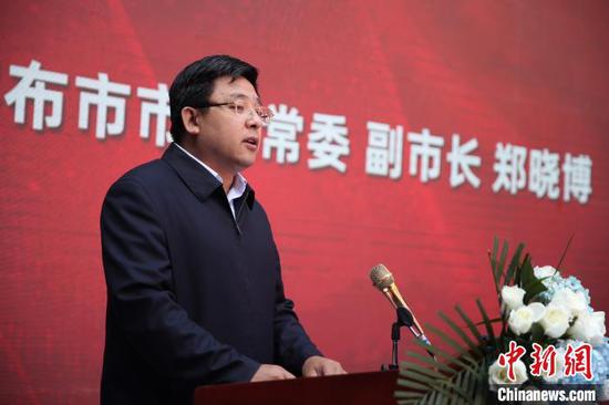 图为乌兰察布市委常委、副市长郑晓博致辞。 张林虎 摄