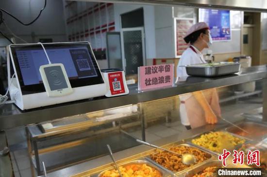 图为内蒙古艺术学院食堂提倡同学们打半份餐。 内蒙古艺术学院供图