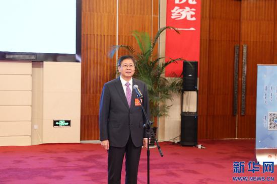 内蒙古自治区人大代表李全文在“代表通道”上回答媒体记者提问。新华网 曹桢摄