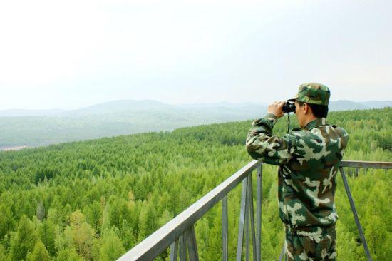 图为内蒙古大兴安岭林区的森林防火瞭望员。 内蒙古森工集团供图