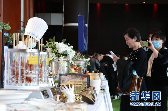 游客在活动现场品鉴“内蒙古味道”。新华网 曹桢摄