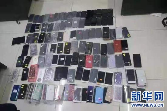 警方展示部分被盗的手机。(玉泉区公安分局供图)